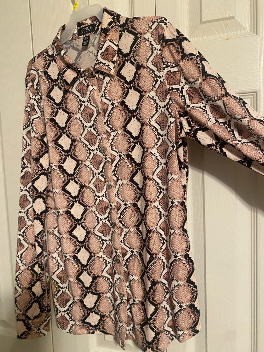 Jones New York Pink Beige, Pink, Black Snake Print Button-Up Blouse size small
